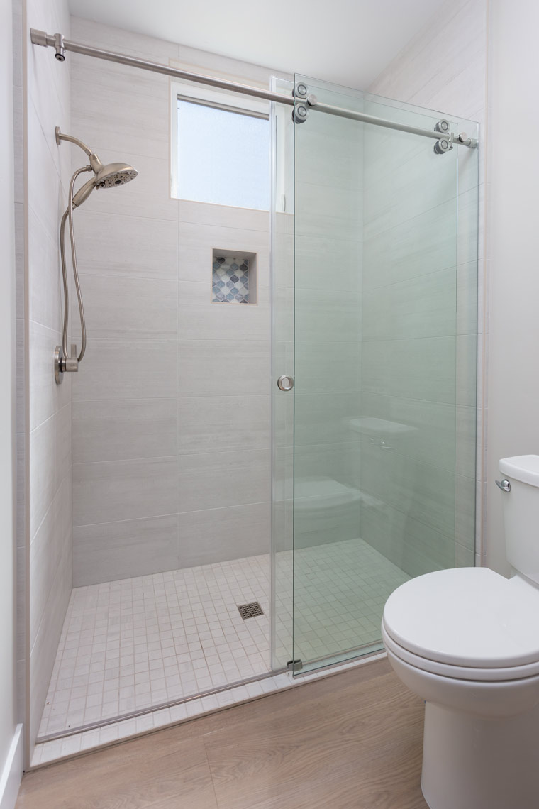 Curbless shower tile with niche